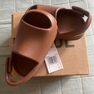 infant brown Yeezy slides size 7k